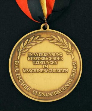 Bronzemedaille Deutsche Meisterschaften in Kurzschrift und Maschinenschreiben in Kassel 1992 am schwarz-rot-goldenen Band : Sammlung Deutscher Stenografenbund. Bronzemedaille Deutsche Meisterschaften in Kurzschrift und Maschinenschreiben in Kassel 1992 am schwarz-rot-goldenen Band. Messing, patiniert; Durchmesser 50 mm, Gewicht 39 g (1992; Deschler & Sohn, München). Dresden: SLUB R c 0562