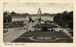 Postkartenalbum mit Motiven von Karlsruhe. "Karlsruhe, Schlossplatz". Schloss mit Schlossplatz und dem Denkmal für Großherzog Karl Friedrich