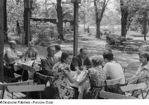 Gäste in der "Heideschänke" in der Gartenbau-Ausstellung in Markkleeberg