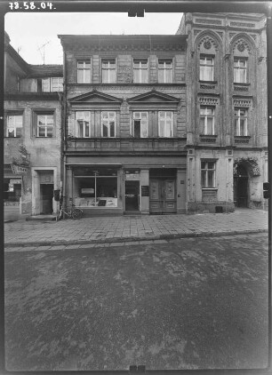 Torgau, Salvador-Allende-Straße (Bäckerstraße) 5. Wohnhaus mit Laden (Baubeginn 2. H. 16. Jh., Fassade nach 1886). Straßenfront