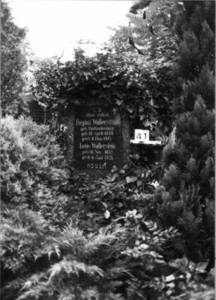 Grabstein 41 (Index: 99804419) Material: Granit mit geschliffener Platte Zustand: gut Maße HxBxT: 170x75x40 cm Beschreibung: Stele, Schrifttafel rechteckig Besonderheit: Doppelgrab für Eheleute: Grabstein 41