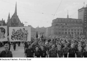 Demonstrationszug, im Hintergrund die Universitätskirche St. Pauli (Paulinerkirche)