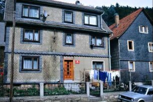 Hausfassaden; Vorgarten, Wäsche auf der Leine