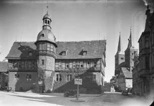 Höxter, Rathaus und Kilianikirche : Höxter, Weserstraße 11. Rathaus (um 1250, Um- und Ausbau 1608/1618). Blick zur Kilianikirche. Auf dem Vorplatz Straßenlaterne mit Schild "Juden sind in dieser Stadt nicht erwünscht" (Höxter war ab 1936 Garnisonsstandort der Wehrmacht)