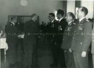 Friedrich Dickel überreicht Auszeichnungen