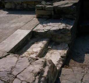 Phaistos. Palast. Im Propylon des Palastes. Originale Alabasterplatten von Sockeln, Stufen und Bänken