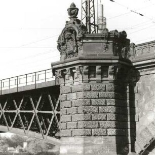 Dresden. Marienbrücke (Eisenbahnbrücke über die Elbe). Teilansicht von Südosten mit einem Landpfeiler, daran sächsisches Wappen. Angeschnitten links Stahlfachwerkbogen eines Stromfeldes