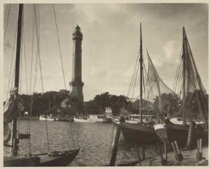 Osternothafen bei Swinemünde. Hafen. In der Bildmitte der 68 m hohe Leuchtturm - der höchste Leuchturm an der Ostsee