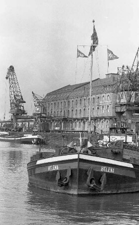 Güterumschlag im Karlsruher Rheinhafen.