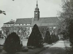 Diesbar-Seußlitz, Schloss Seußlitz, Blick auf Schloss und Kirche vom Gartenparterre