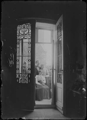 Familie Herrmann : Familie des Lehrers und Organisten Julius Herrmann auf dem Balkon ihrer Wohnung am Ring in Guttentag (Dobrodzien/Polen), mitte: Fotograf Otto Herrmann? und Anna