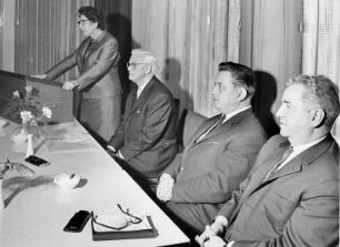 Vorstandssitzung der Deutschen Angestellten Krankenkasse 1963. Ein Vorstandsmitglied hält eine Rede