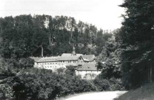 Rodeberg, Kloster Zella : Rodeberg. Kloster Zella (ehemaliges Benediktiner-Nonnen-Kloster, 12. Jahrhundert), heute evangelisches Alten- und Pflegeheim. Gesamtanlage in der Landschaft von Südosten