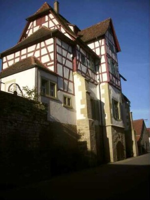 Stadtkirche-Katherinenkapelle (1421)-Ansicht von Ostnordosten mit Fachwerkaufbauten in Übersicht