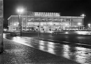 Dresden. Kulturpalast. Ansicht vom Altmarkt. Nachtaufnahme