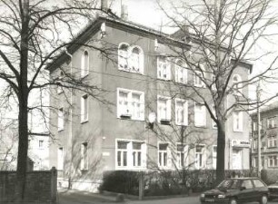 Dresden-Trachau, Wilder-Mann-Straße 7/Ecke Industriestraße. Wohnhaus mit Ladeneinbau. Straßenansicht von Südost
