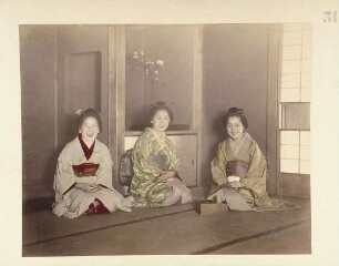 Drei japanische Frauen im Innenraum hockend
