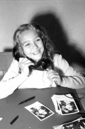 Freiburg: Filmpalast, Christine Kaufmann, telefoniert