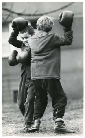Zwei Jungen beim Boxkampf