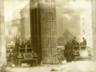 Panzerwagen riegeln das Brandenburger Tor ab