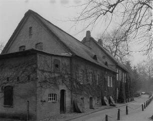 Ahrensburg, Mühlenredder 1. Schloßmühle (um 1600). Straßenansicht des Mühlengebäudes