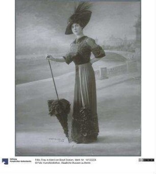 Frau in Kleid von Boué Soeurs