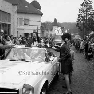Karpfenfest: Umzug: "Miß Germany" Gesine Froese stehend im offenen Cabriolet: Autogrammjäger: beiderseits am Straßenrand Zuschauer: hinten Wagen mit Wappenschildern, 12. Oktober 1969