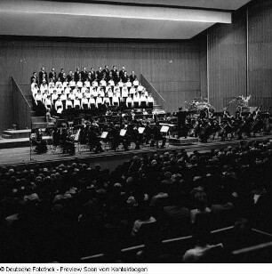 Neuer Chor Dresden unter Chorleiter Manfred Winter. Konzert anläßlich des 20jährigen Jubiläums mit der Jenaer Philharmonie im Kulturpalast Dresden (Moderatorin Traute Richter)