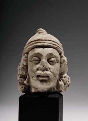 Kopf eines Mannes mit Schnurrbart und Mütze oder Helm