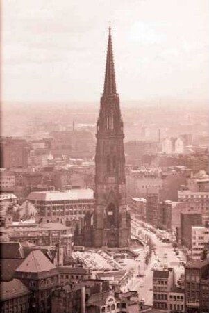 Hamburg: Blick von der Michaeliskirche auf [Nikolaikirche]