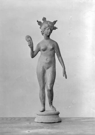 nackte gekrönte Göttin; im Museum als Venus bezeichnet