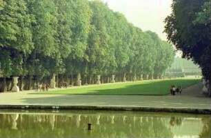 Versailles: Promenade mit Allegorien, Le Tapis Vert
