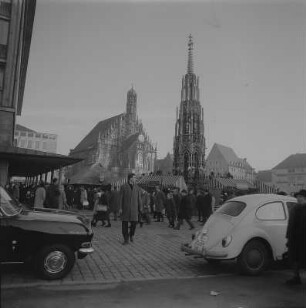 Nürnberg. Hauptmarkt mit Schönem Brunnen und Frauenkirche, zur Zeit des Weihnachtsmarktes (Christkindlesmarkt)