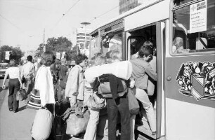 Freiburg: Teilnehmer besteigen Bus und Tram