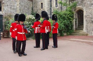 Windsor bei London - Wachablösung : Wachablösung im Innenhof von Schloss Windsor, aufgenommen am 15. Mai 2006