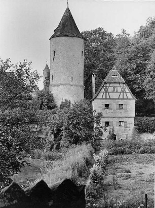 Dinkelsbühl. Mittelfranken. Ansicht des Grünen Turms (hinten) und Faulturm mit Parkwärterhäuschen (vorn)