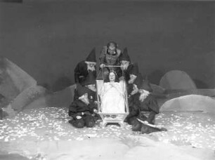 Schneewittchen. Volksmärchen in sieben Bildern. Dichtung und Musik von Emil Alfred Herrmann. Staatsschauspiel Dresden, Dresdner Erstaufführung 06.12.1928 : Szene mit Lotte Gruner als Schneewittchen im Sarg, umringt von den sieben Zwergen und Paul Hoffmann (-Ravoth) als Prinz