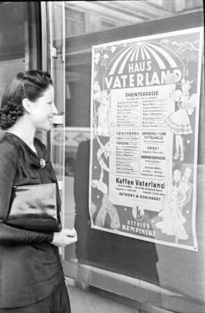 Keine Beschreibung [Berlin: Maria Mart (Tänzerin) am Eingang Haus Vaterland]