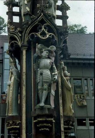 Freiburg i. Br.: Münsterplatz: Figuren am Fischbrunnen