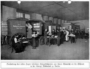 Foto von der Einrichtung des ersten Zuges mobiler Feldbüchereien durch die Königliche Bibliothek Berlin (Druck)