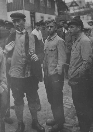 Demonstration gegen die Erhöhung der Strompreise der sogenannte "Lichtstreik" in Bermsgrün - Demonstration mit Friedrich Müller ( rechts) : "Lichtstreik" in Bermsgrün - Demonstration