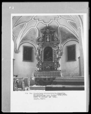 Altar mit Gemälde der Muttergottes, Kopie des Gnadenbildes in Maria Plain, seitliche Figuren des heiligen Ignatius und Wendelin, im Auszug der Kapellenpatron