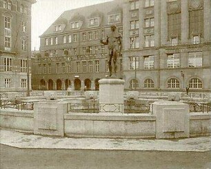 Billing, Hermann; Kiel (Schleswig-Holstein); Rathaus - Brunnen mit Statue