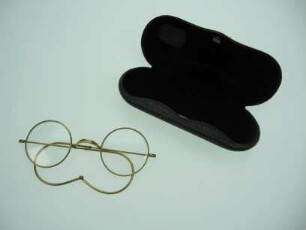 Brille mit Lederetui