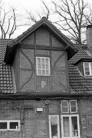 Bahnhofstraße (41): traufständiges Wohnhaus aus Fachwerk: Rückfront, Teilansicht: Zwerchgiebel, Sprossenfenster, Stromkabel