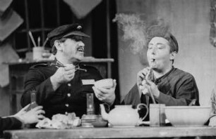 Szenenbilder aus "Hirse für die Achte", altes chinesisches Volksstück mit N. Christian, R. Schelcher, H. Schubert, L. M. Weber, J. Kamper, F. Düren, F. Gnaß, Berliner Ensemble, 1954