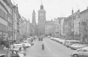 Vilsbiburg: Marktplatz [Stadtplatz] mit Tor von der Vilsbrücke