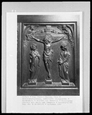 Gestühl der Südseite — Kreuzigung Christi mit Maria und Johannes