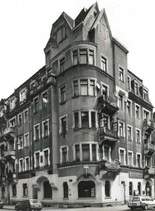 Dresden-Neustadt, Rudolfstraße 2/Ecke Lößnitzstraße. Wohnhaus mit Gaststätte "Goldener Pfeil" (um 1905). Eckansicht