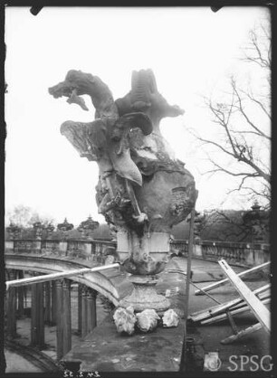 Potsdam, Schloss Sanssouci, Vase auf Kolonnade.